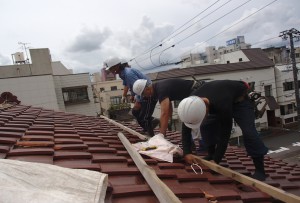 福井窯業【一人暮らし高齢者住宅の屋根修繕】１