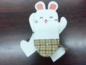 松田さんがミニサイズの牛乳パックで作ったねずみくん。麻ひものしっぽがかわいい！