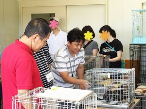 猫の譲渡希望の参加者にアドバイスをする老松さん。